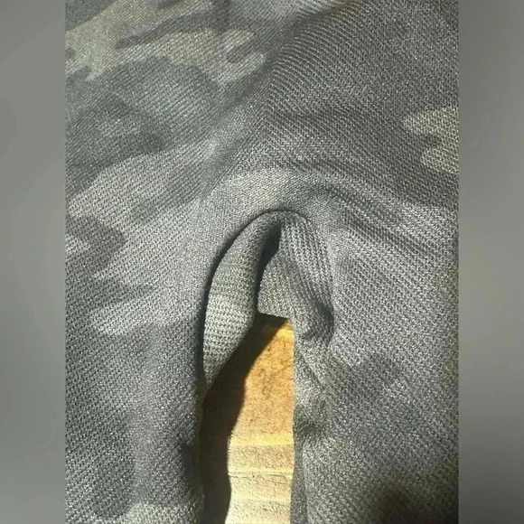 Spanx Leggings Grn Camo Cropped Look at Me Now Seamless Leggings Size Medium EUC - Picture 5 of 7